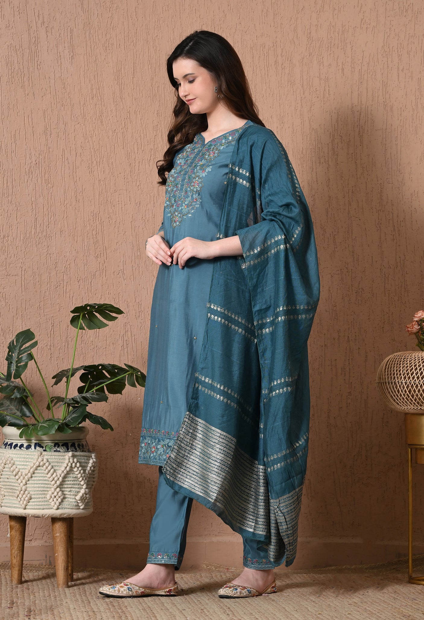 Juhi suit