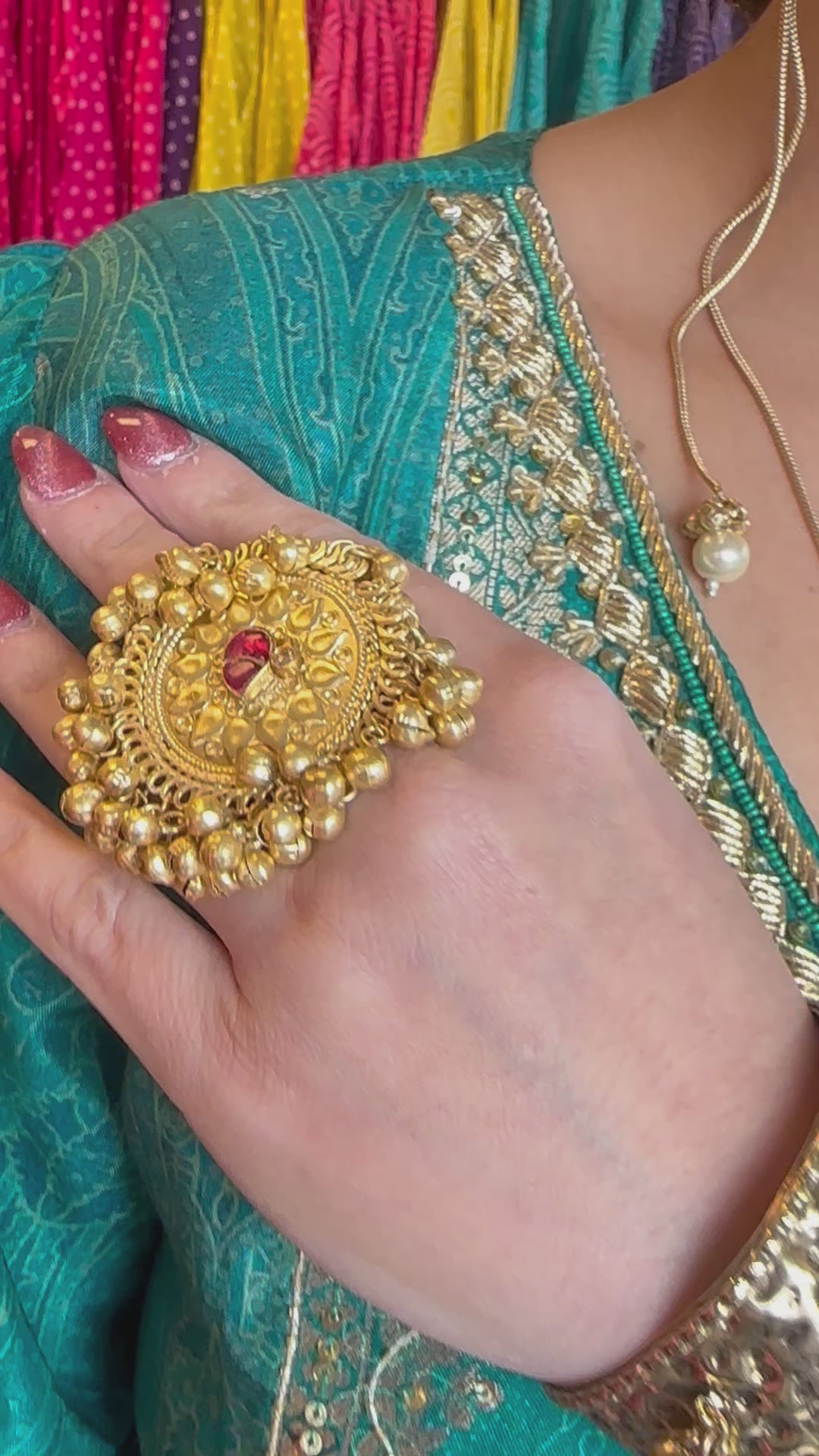 Hand cuff
Emerald Pachi Kundan detailing